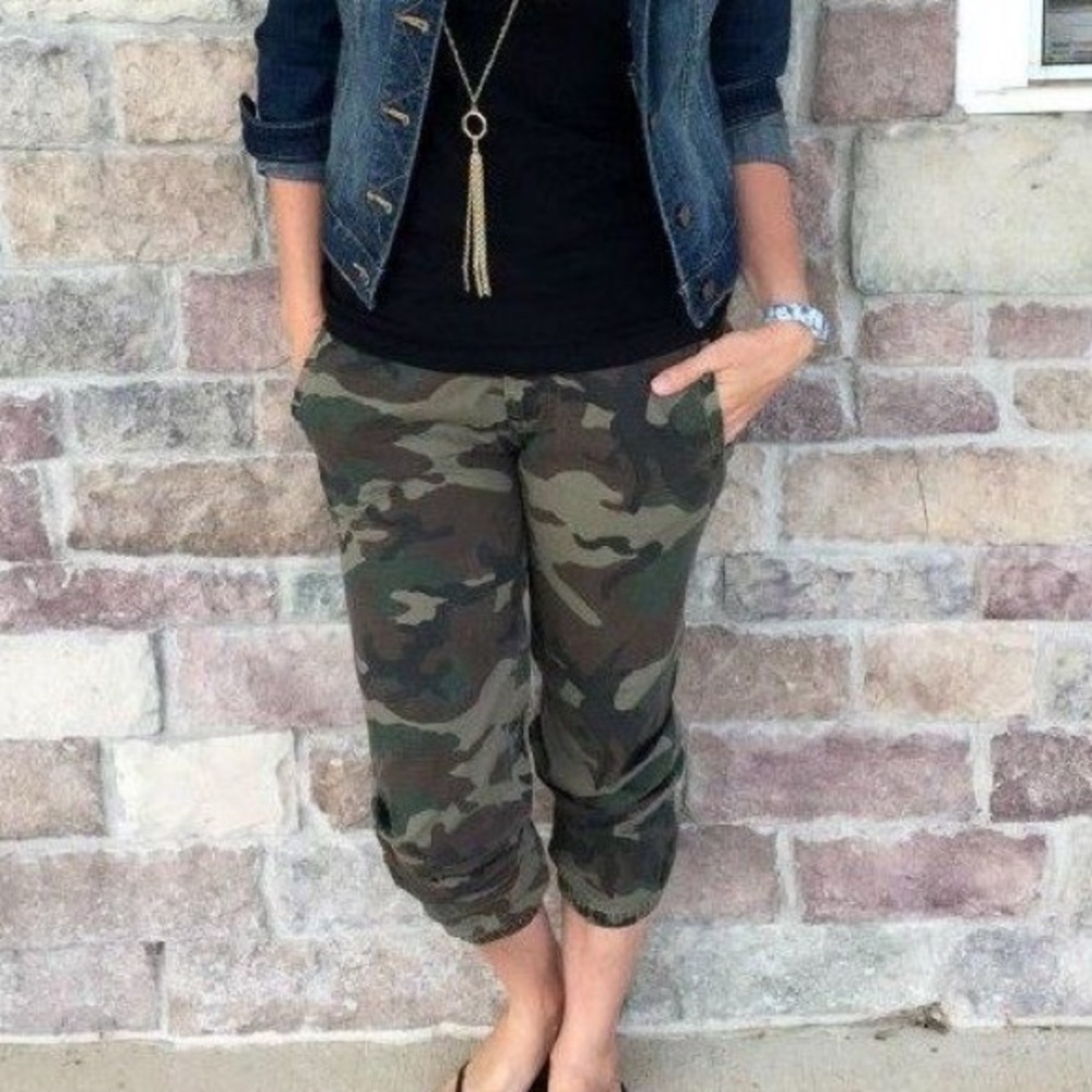 Hollister brown camp cargo Capri pants